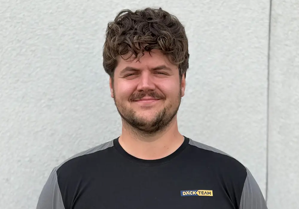 Filip, man, krulligt tjockt hår och däckteam t-shirt