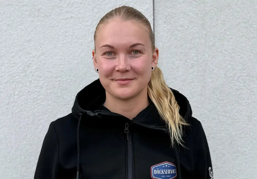 Madde, Kvinna med svart tröja och blont långt hår